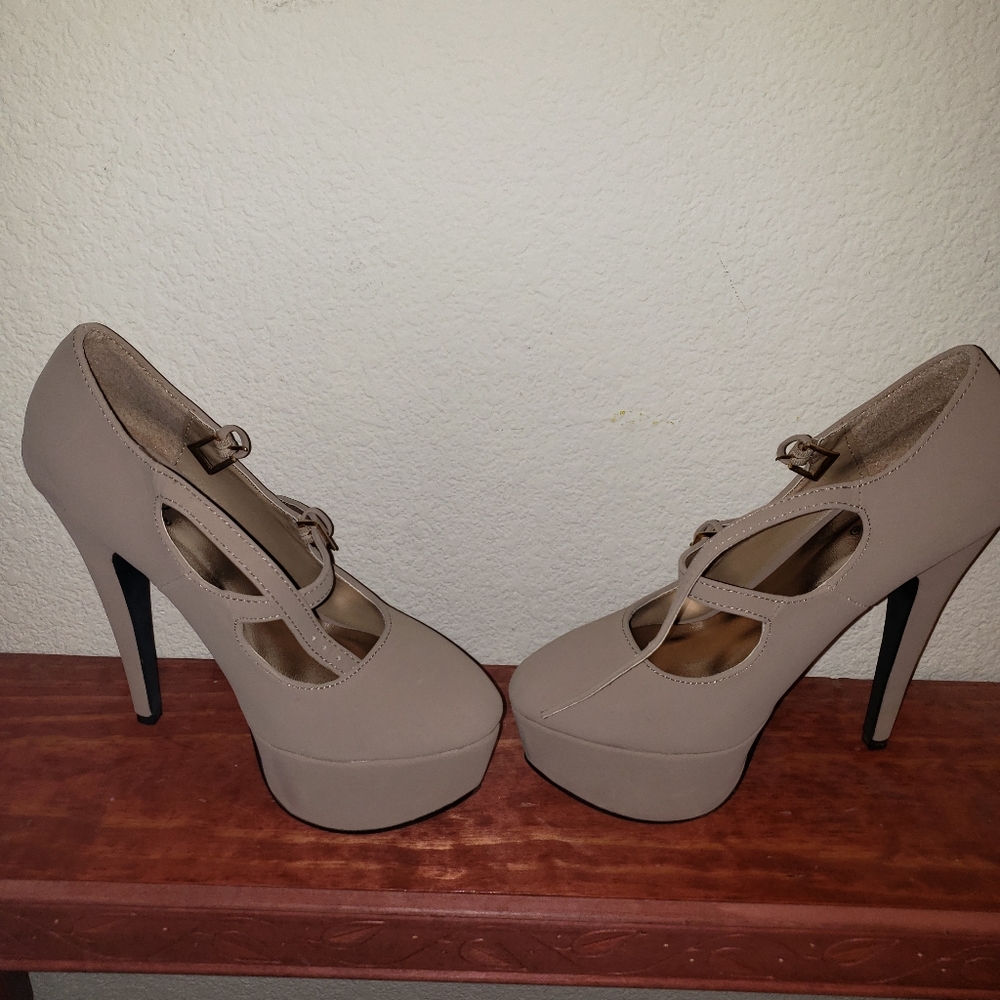 Size 6 light tan color